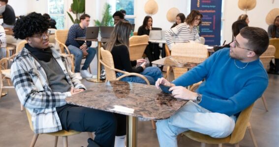 Etudiants à l'école digitale EPSI WIS Paris La Défense