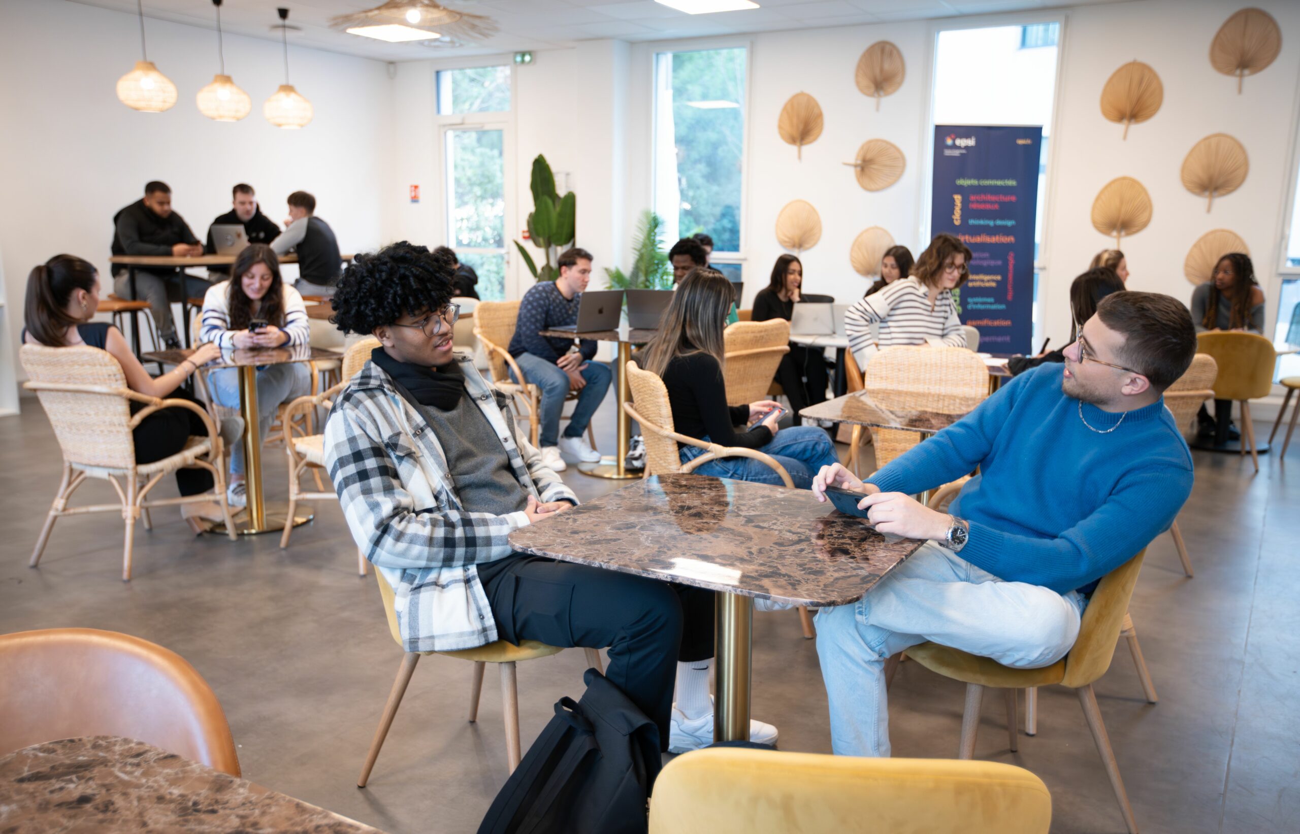 Etudiants à l'école digitale EPSI WIS Paris La Défense