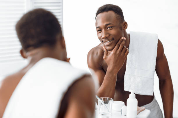 Pourquoi une routine soin visage homme est indispensable ?
Connaître son type de peau homme – peau grasse, sèche, mixte ou sensible